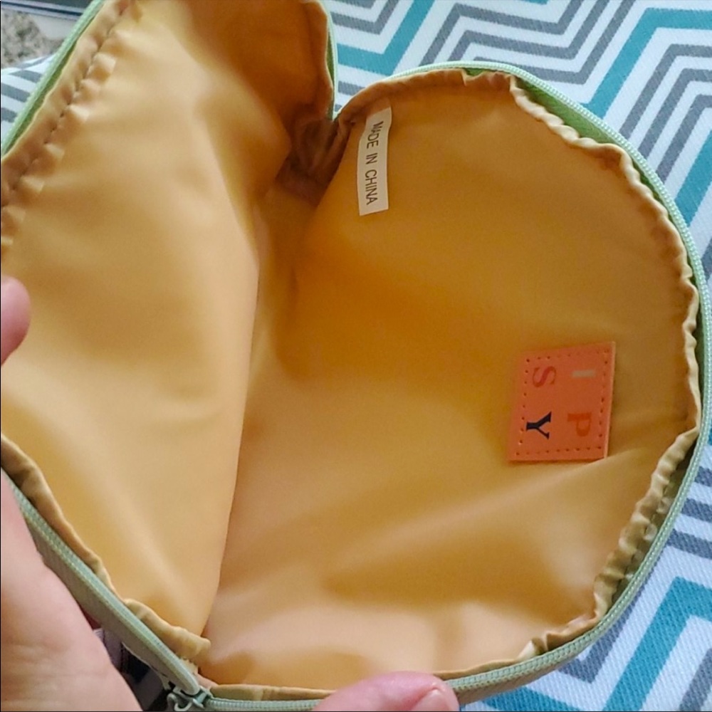 2 NEW Cosmetics/Travel Bags - Picture 5 of 5